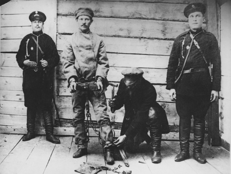 Punerea unui prizonier în lanțuri pe Sakhalin