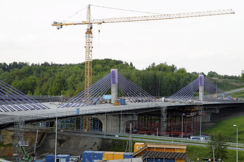 Mszana. Budowa wiaduktu na autostradzie A1. Od 2012 roku prace nad wiaduktem sa wstrzymane z powodu konfliktu między Alpine Bau a GDDKiA (fot. 4).