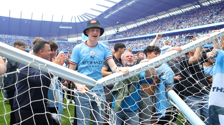 A Manchester City drukkerek nem bírták tovább, örömükben elhagyták a lelátót és berohantak a pályára / Fotó: Northfoto