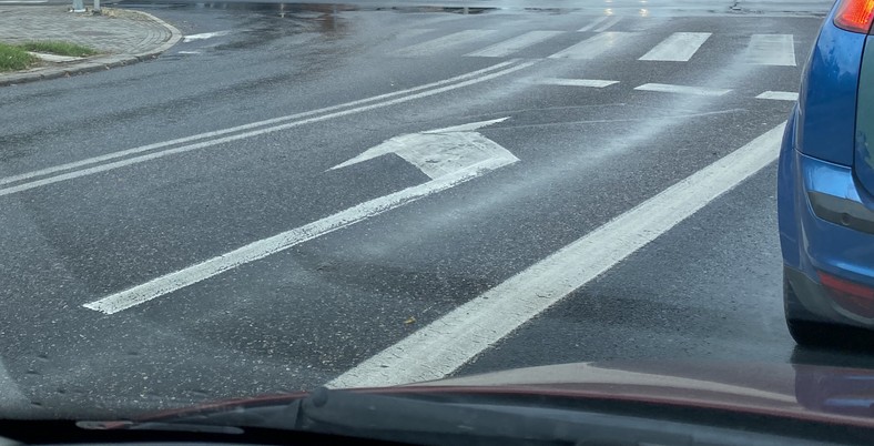 Czy wiesz, co oznaczają te linie na drodze? Każda o czymś informuje