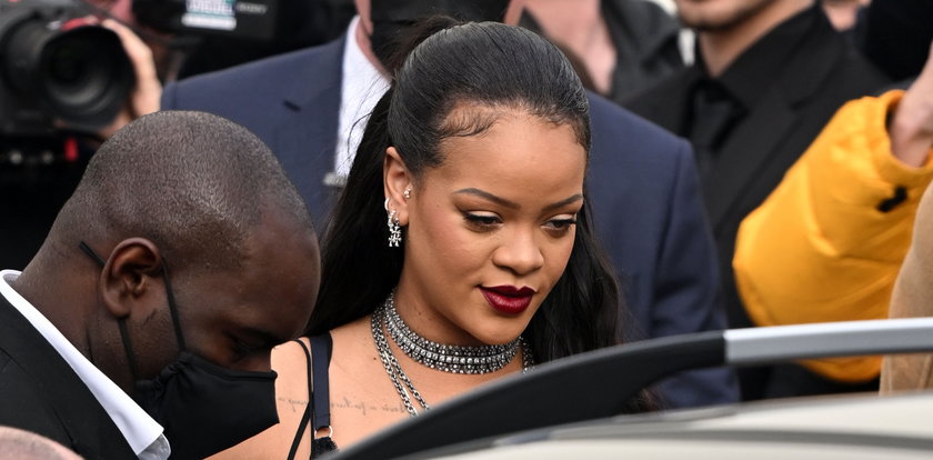 Rihanna w prześwitującej halce w Paryżu. Wyzywająca bielizna i ciążowy brzuch na wierzchu