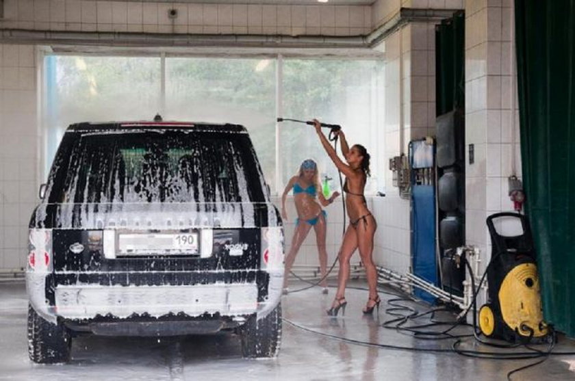 Gorące laski myją samochody