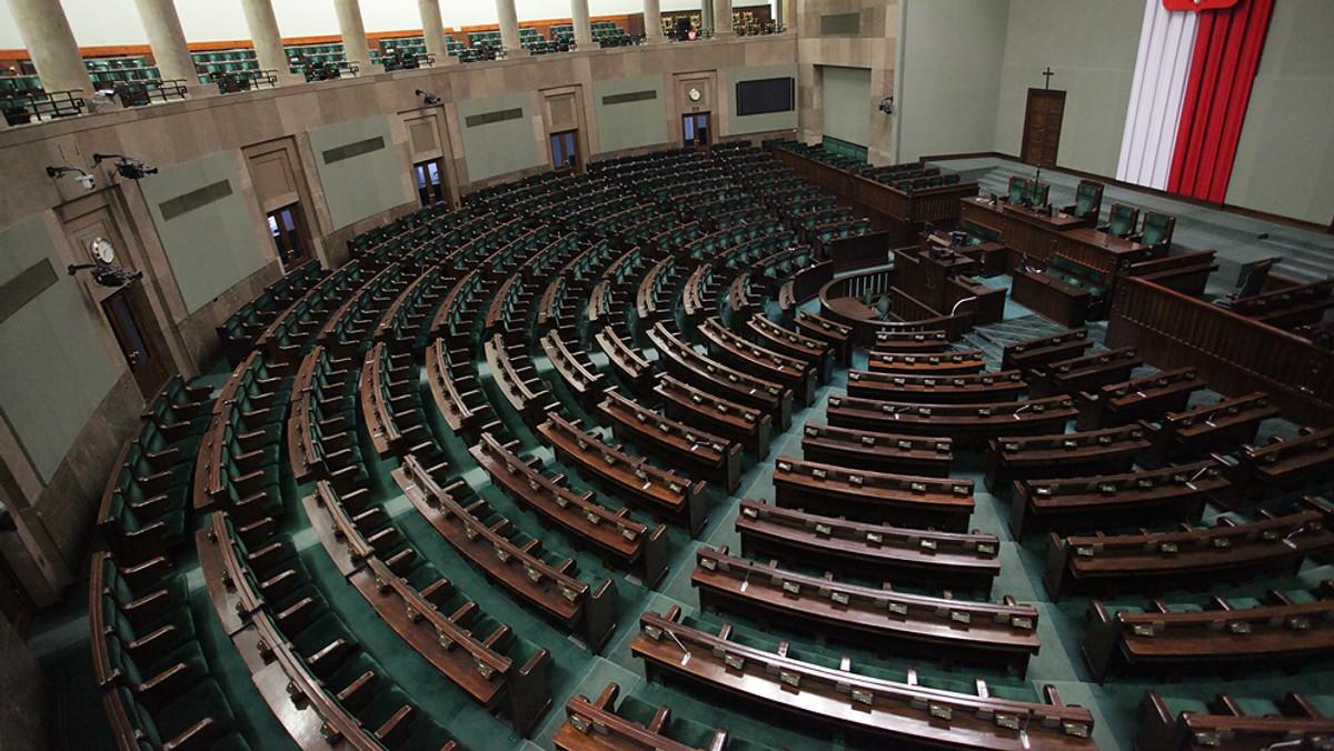 Chaos, bałagan, bubel prawny, "hardcorowy skok na kadry" - tak posłowie Nowoczesnej ocenili projekty poselskie PiS: ustawy o policji, systemie oświaty, służbie cywilnej, medialnej, które znalazły się w porządku bieżącego posiedzenia Sejmu.