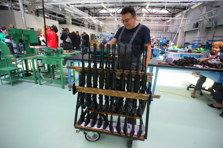 Nowa siedziba Fabryki Broni 'Łucznik' w Radomiu to największa po II wojnie światowej inwestycja w polski przemysł zbrojeniowy i najnowocześniejszy tego typu obiekt w kraju. <a href='http://forsal.pl/galerie/807323,zdjecie,1,fabryka-broni-lucznik-w-radomiu-oto-najnowoczesniejsza-fabryka-broni-w-polsce-zdjecia.html' style='color: blue'>Zobacz zdjęcia z oficjalnego otwarcia. </a>
<br><br>fot. (mgo) PAP/Michał Walczak