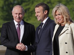 Skromniutko, jak nigdy... TAK Brigitte Macron wystylizowała się na spotkanie z Putinem. FOTO