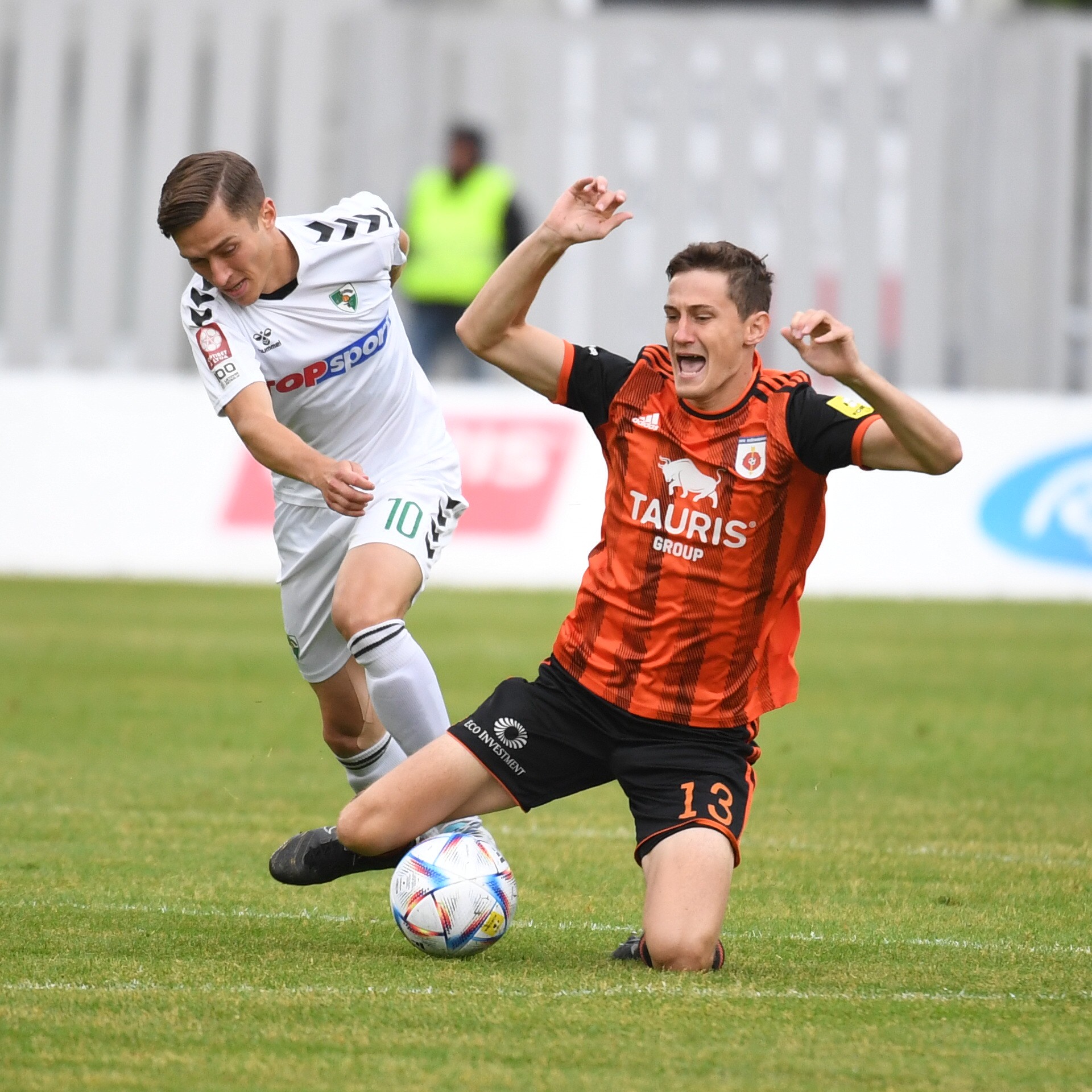 Matej Madleňák (Ružomberok) a vľavo Gratas Sirgédas (Žalgiris).
