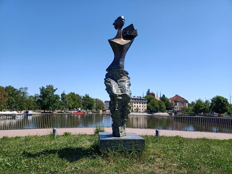 Pomnik „Powodzianka” upamiętniający zawziętą walkę wrocławian o ocalenie przed powodzią zbiorów literatury i innych dóbr kulturowych, fot. Klaudia Urban