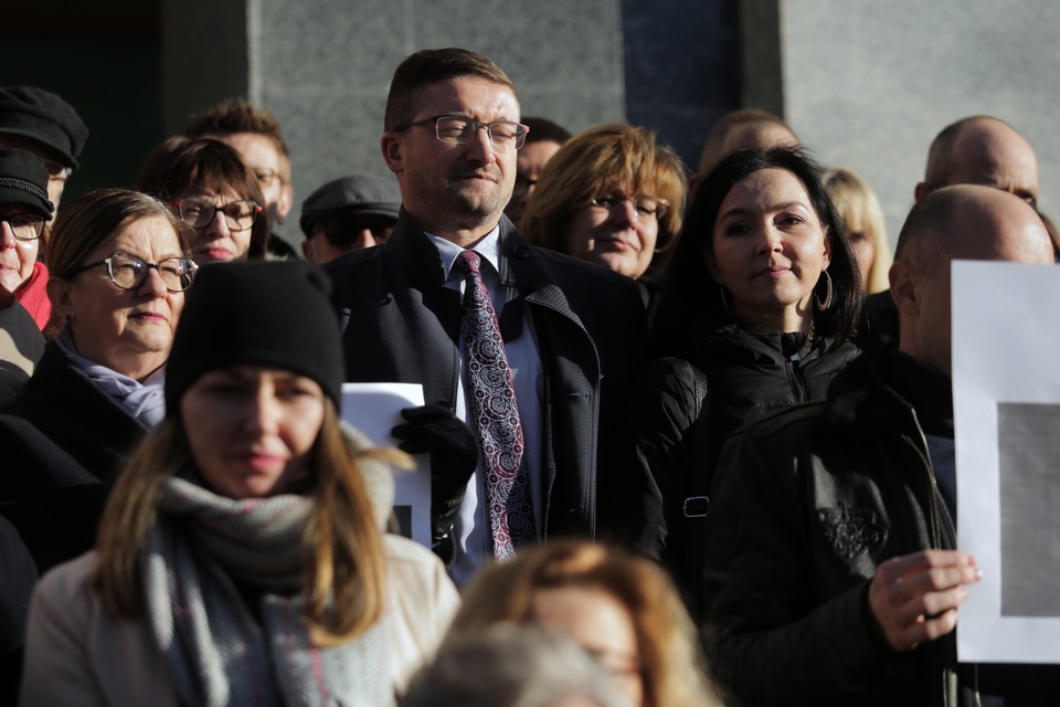 Demonstracja wspierająca Pawła Juszczyszyna przed Sądem Rejonowym w Olsztynie