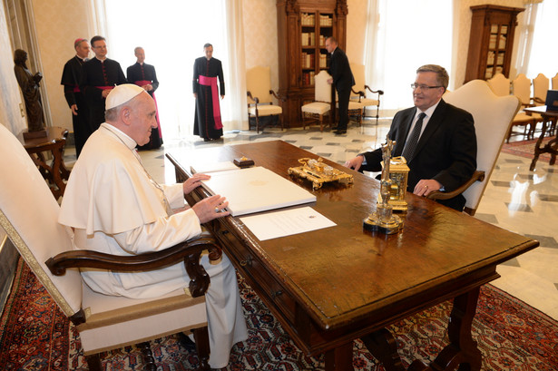 Prezydent Bronisław Komorowski podczas rozmowy z Ojcem Świętym. Fot. PAP/Jacek Turczyk