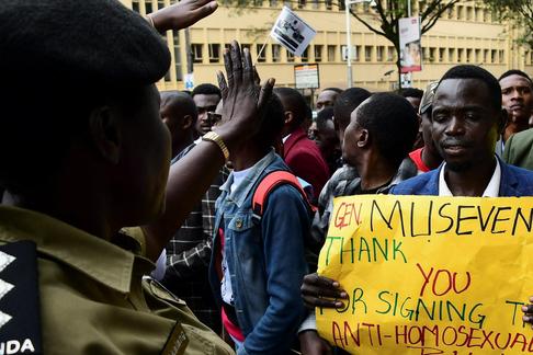 Młodzież podczas pokojowej demonstracji w podziękowaniu prezydentowi Yoweriemu Museveniemu za podpisanie ustawy antyhomoseksualnej, Kampala, 31 maja 2023 r.