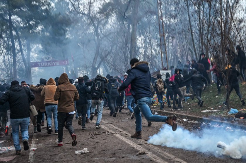 Policja użyła gazu łzawiącego przeciwko migrantom na granicy z Turcją