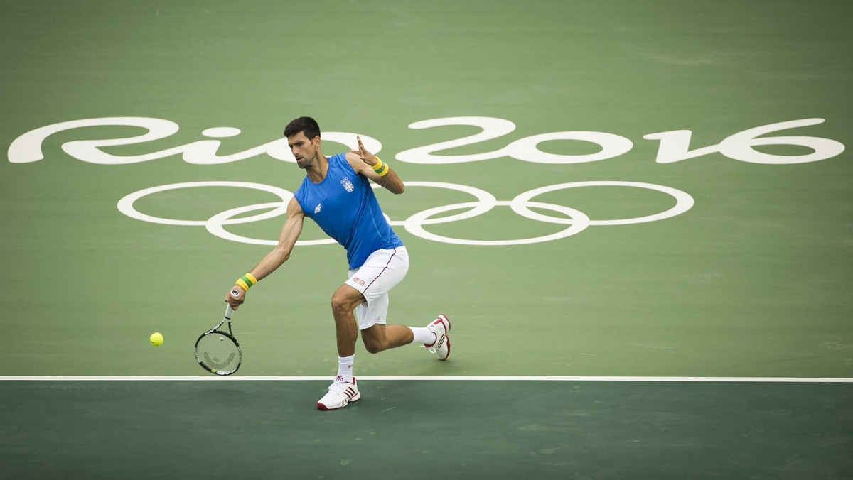 Serbski lider światowego rankingu w nocy z niedzieli na poniedziałek naszego czasu po raz pierwszy zaprezentuje się w Rio. Novak Djoković zmierzy się z niezwykle wymagającym rywalem, Argentyńczykiem Juanem Martinem Del Potro. W półfinale przeciwnikiem 29-letniego zawodnika z Belgradu może być wracający po kontuzji Rafael Nadal. Tymczasem "Nole" zmienił miejsce zamieszania w Brazylii.