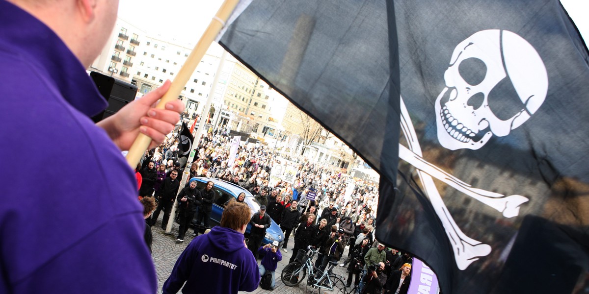 Miłośnicy torrentów protestują przeciwko wyrokowi skazującemu dla założycieli serwisu PirateBay. Sztokholm, 2009 r.