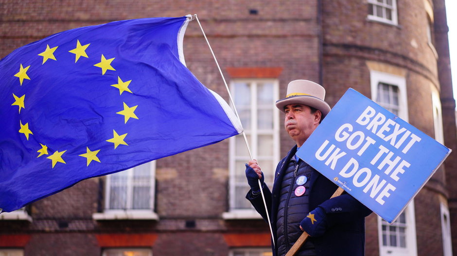 Mężczyzna protestujący przeciwko brexitowi