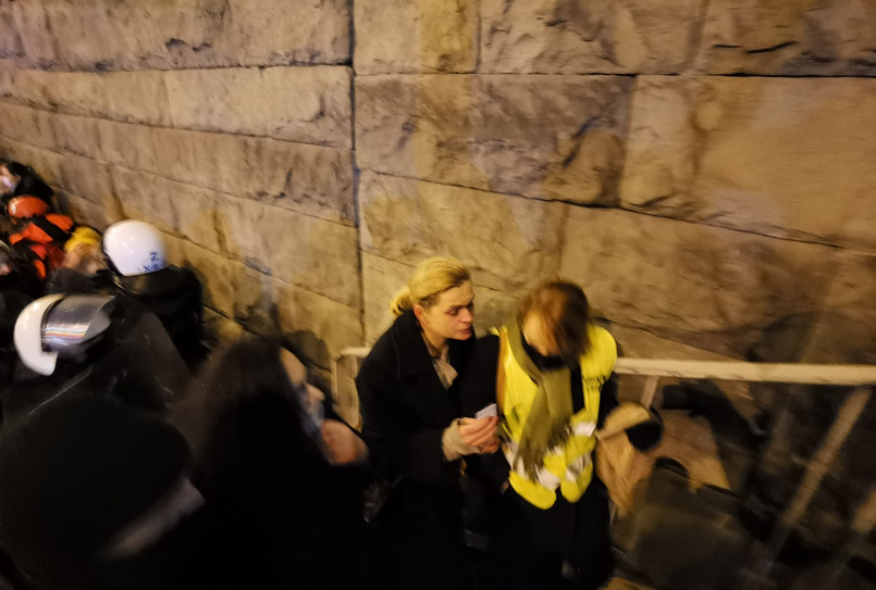 Posłanka Barbara Nowacka wśród poszkodowanych po użyciu gazu łzawiącego przez policję