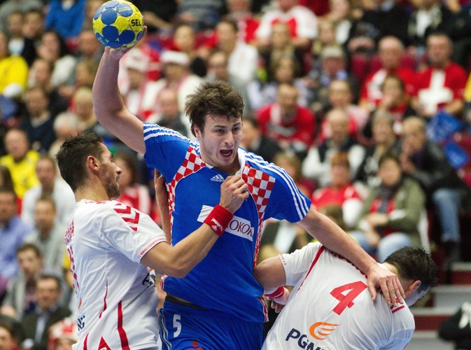 Domagoj Duvnjak w ataku na bramkę Polaków