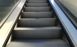 Chodzenie po ruchomych schodach jest niezgodne z instrukcją. W razie wypadku odszkodowania nie będzie
