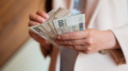 prawie 700 złotych co miesiąc z zus. dochód i wiek nie mają znaczenia. jak to załatwić kro po kroku?