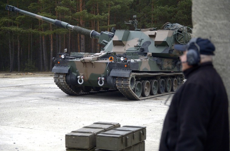 Pierwsza partia platform K9 wyprodukowana zostanie w Korei, jednak kolejne podwozia mają powstawać w Polsce. Produkcją podwozia na koreańskiej licencji ma zająć się Huta Stalowa Wola. Później wyprodukowane w HSW podwozia będzie można też sprzedawać do innych państw, ponieważ licencja zakłada transfer technologii i zgodę na eksport.<br><br>fot. (dd/zuz) PAP/Darek Delmanowicz