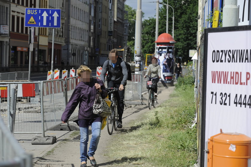Piesi uciekają na chodniku przed rowerzystami 