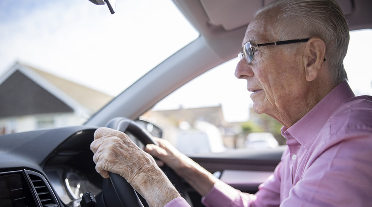 Az idős sofőrök leginkább a figyelmetlenségük miatt okoznak balesetet / Fotó: Getty Images