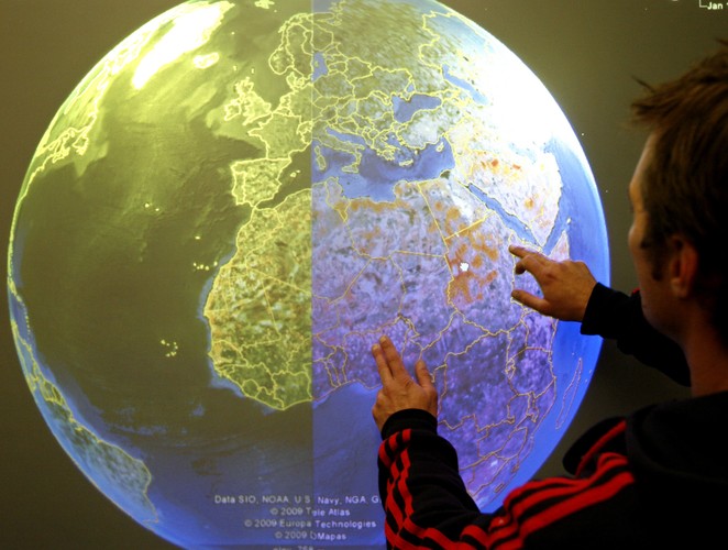 Choć dziś – w dobie powszechnego wykorzystania ekranów dotykowych - wielu z nas wciąż nie wyobraża sobie wygodnego korzystania z komputera bez myszki, już ponad 30 lat temu urządzenie to było krytykowane jako niepraktyczne i przestarzałe. „Najpierw trzeba znaleźć muszkę. Potem trzeba lekko nią poruszać, aby znaleźć kursor na ekranie. Następnie należy przesunąć kursor w odpowiednie miejsce i kliknąć. To cztery osobne kroki. Tymczasem pisanie na klawiaturze czy dotykanie ekranu to jeden krok. Chcę przez to pokazać, że w przyszłości projektanci urządzeń i oprogramowania będą musieli zmierzyć się z tym problemem z perspektywy jakości interfejsu” – wyjaśniał Negroponte.