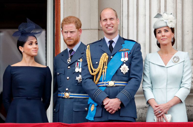 Meghan Markle, książę Harry, książę William i Kate Middleton na balkonie Pałacu Buckingham