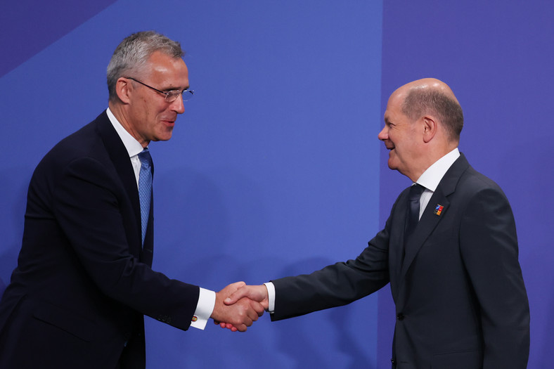 Sekretarz generalny NATO Jens Stoltenberg i kanclerz Niemiec Olaf Scholz podczas szczytu NATO w Madrycie, 29 czerwca 2022 r. 