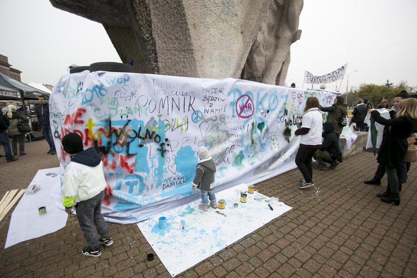 Dąbrowa Górnicza. Obrona pomnika Bohaterów Czerwonych Sztandarów