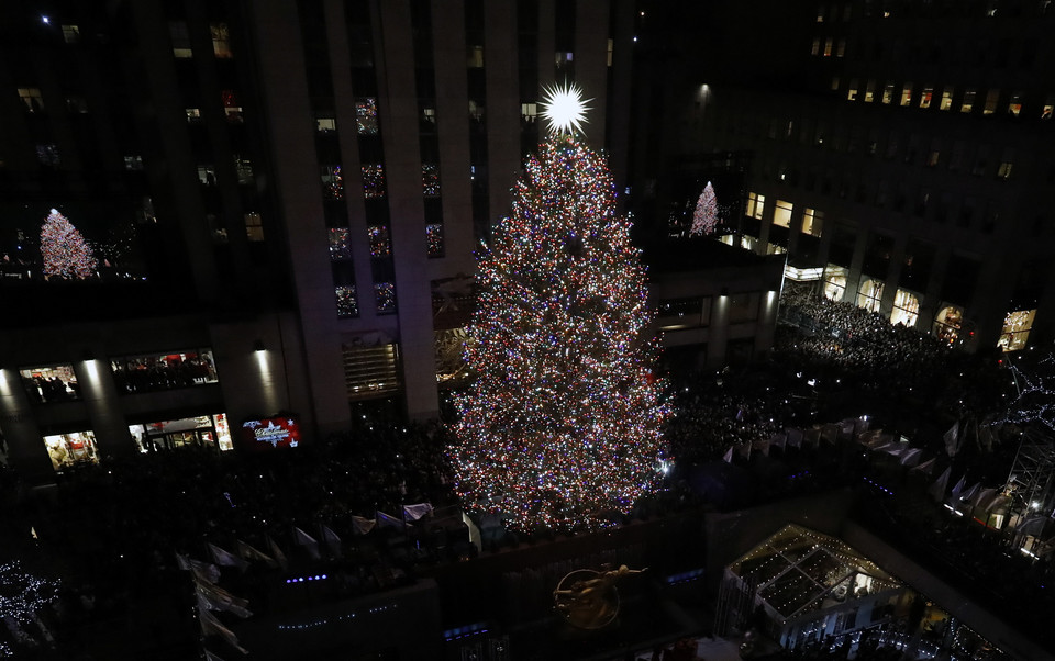 Choinka w Rockefeller Center rozbłysła 50 tys. świateł