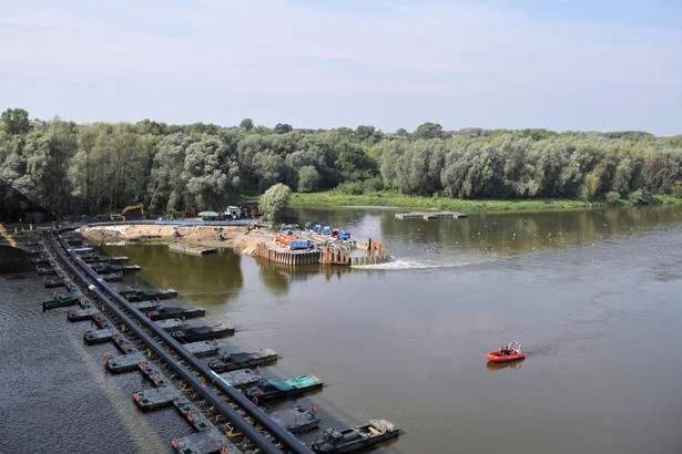 Układanie rurociągu zastępczego na moście pontonowym na Wiśle