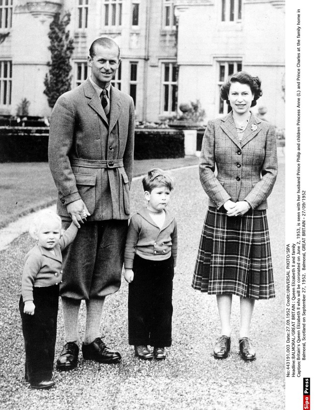 Pricn Filip i Elizaebta II sa decom