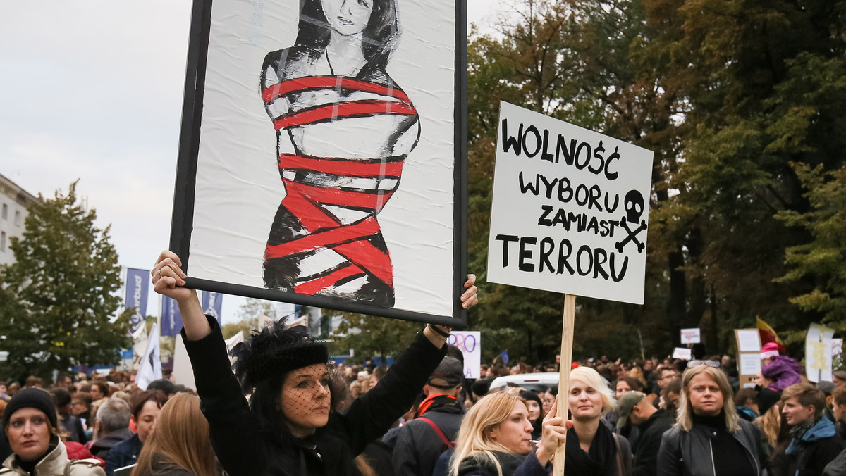 "Czarne protesty" w całym kraju. "Za kratkami nie będziemy matkami"