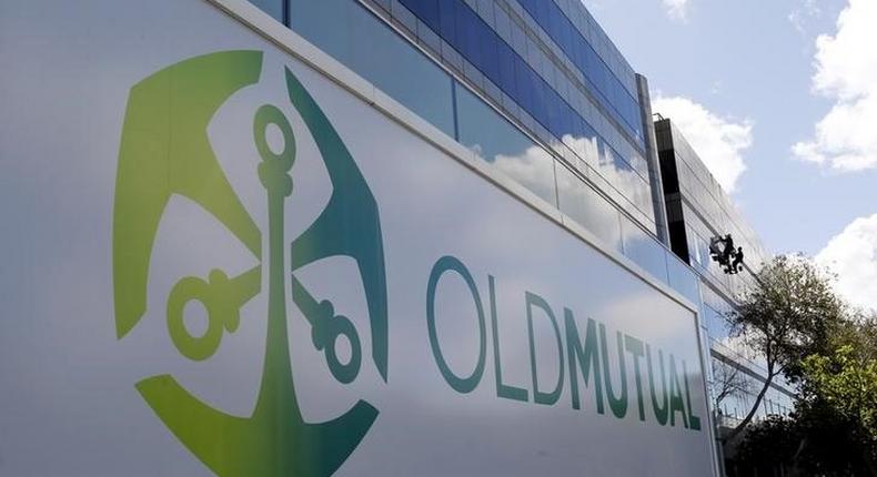 Workers clean windows outside the Cape Town headquarters of Anglo-South African financial services company Old Mutual, March 7, 2016. 