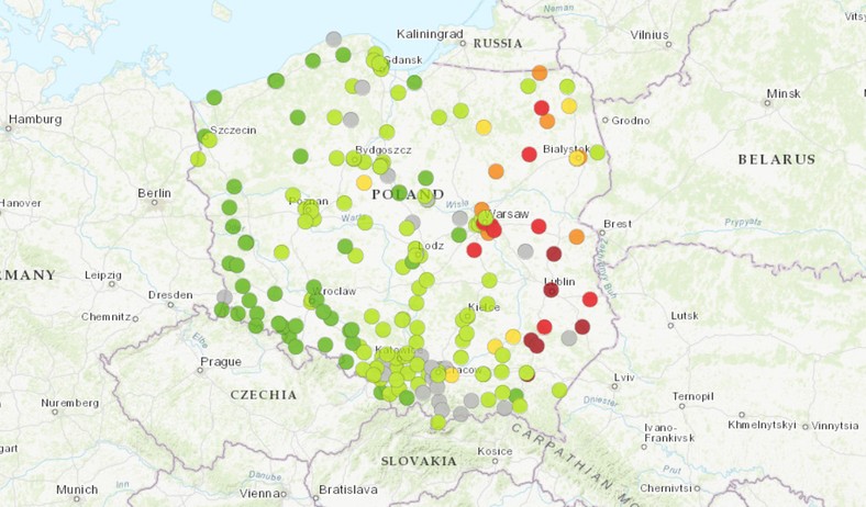 Sytuacja w Polsce — dane GIOŚ z godz. 18 w dniu 23 sierpnia 2022 r. Kolor czerwony wskazuje na wysokie lub bardzo wysokie stężenie pyłu PM10 w powietrzu