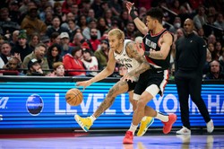 Liga NBA. Słaby mecz Sochana. Tylko dwa punkty Polaka [WIDEO]