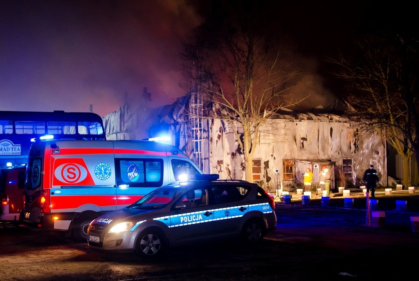 Akcja gaśnicza hali trwała całą noc. Strażacy zgliszcza dogaszali jeszcze w sobotę przed południem