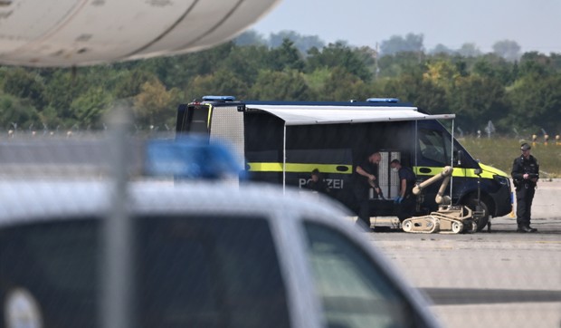 Nemačka policija na aerodromu u Lajpcigu 5. avgusta nakon otkrića naoružanog drona