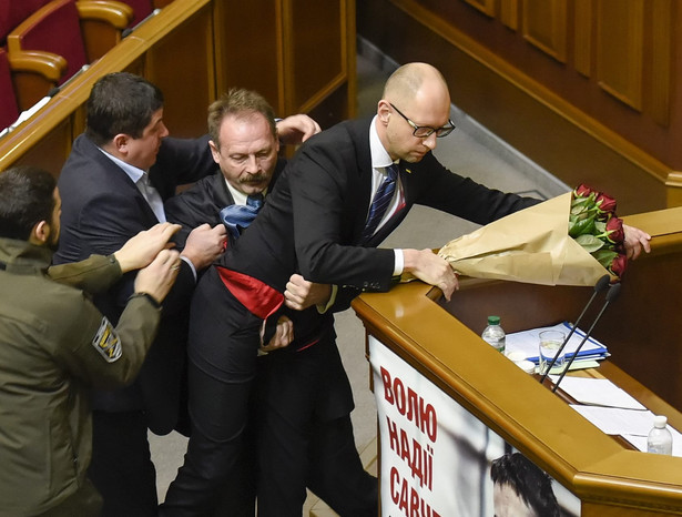 Bójka w ukraińskim parlamencie. Deputowany z bloku prezydenta zaatakował premiera [WIDEO]