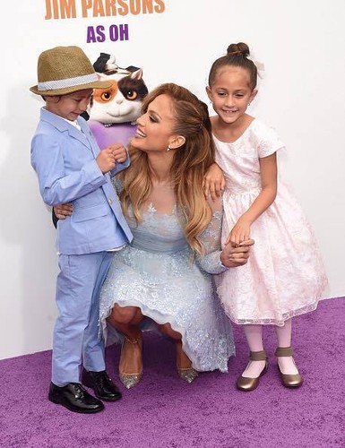 Jennifer Lopez ze swoimi bliźniakami na premierze filmu 'Dom'