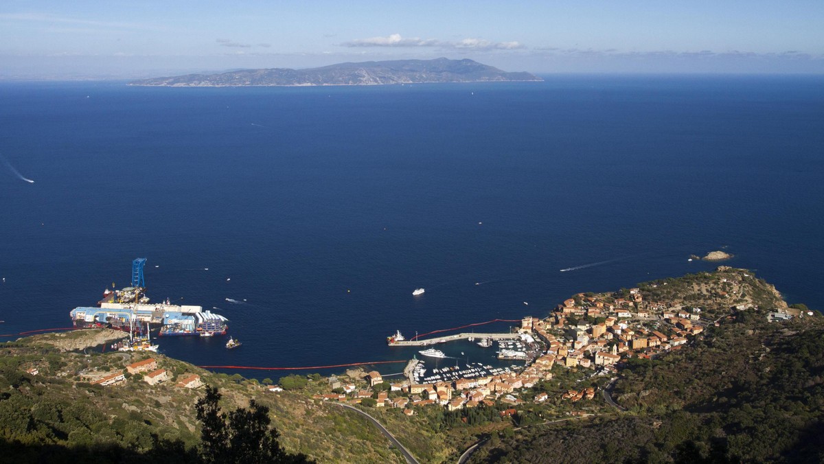 Jest definitywna zgoda na rozpoczęcie jutro o świcie operacji podniesienia wraku statku Costa Concordia, leżącego u brzegów wyspy Giglio w Toskanii. Zgodzili się na to eksperci koordynującej akcję włoskiej Obrony Cywilnej na podstawie prognozy pogody.