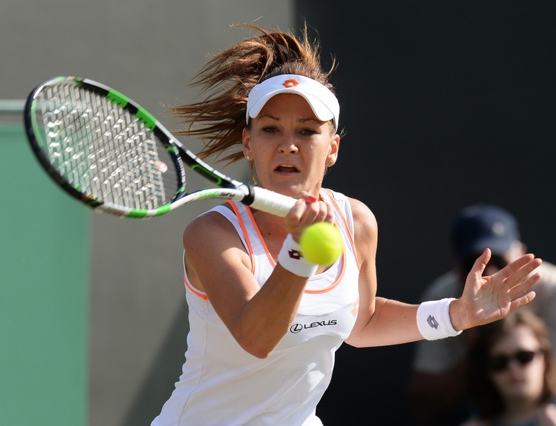 Agnieszka Radwańska awansowała do 1/8 finału tenisowego turnieju wielkoszlemowego na trawiastych kortach Wimbledonu. Polka wygrała w meczu III rundy z Larcher De Brito 6:2, 6:0.