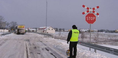 Lokomotywa uderzyła w bus z dziećmi! FOTO