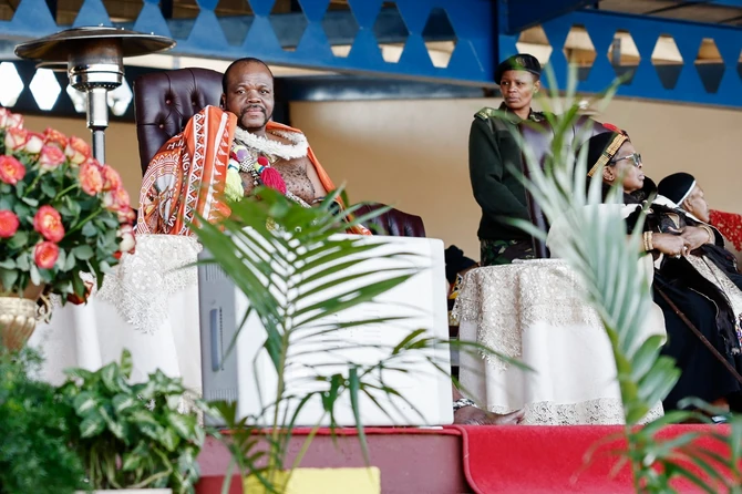 Kralj Msvati III posmatra ples sa trona