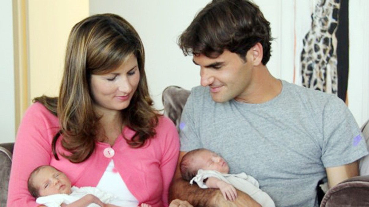 Mirka i Rodžer Federer sa bliznakinjama