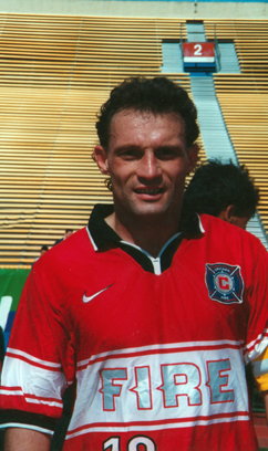 Drużyna Chicago Fire jako beniaminek MLS sięgnęła po mistrzostwo ligi. W zespole grało wtedy trzech Polaków - Jerzy Podbrożny, Roman Kosecki oraz Piotr Nowak (na zdjęciu). 