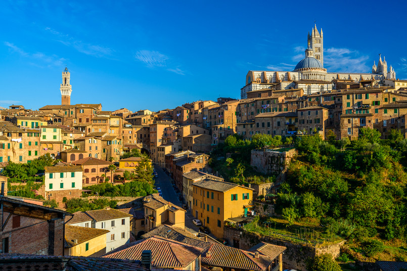 Siena W Sienie zachowana została w pełni antyczna struktura miasta. Do najwspanialszych zabytków należy katedra z XII wieku (Duomo), której główna fasada została ukończona w 1380 roku. Będąc tutaj zobaczyć warto także główny rynek Piazza del Campo z Palazzo Pubblico i Torre del Mangia oraz ratusz. Zabytkowe centrum Sieny zostało w 1995 roku wpisane na listę światowego dziedzictwa kulturalnego UNESCO.