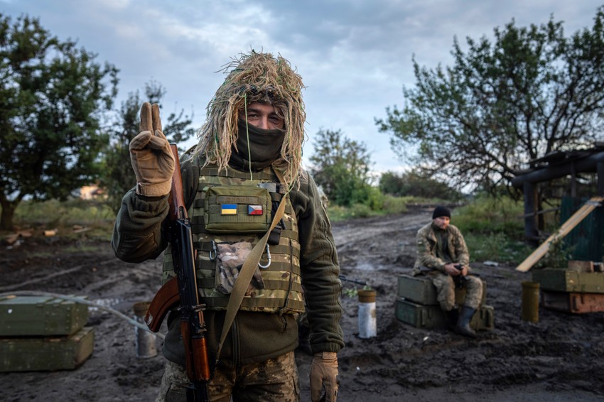Ukrajinski vojnik u Izjumu nakon povlačenja ruskih snaga