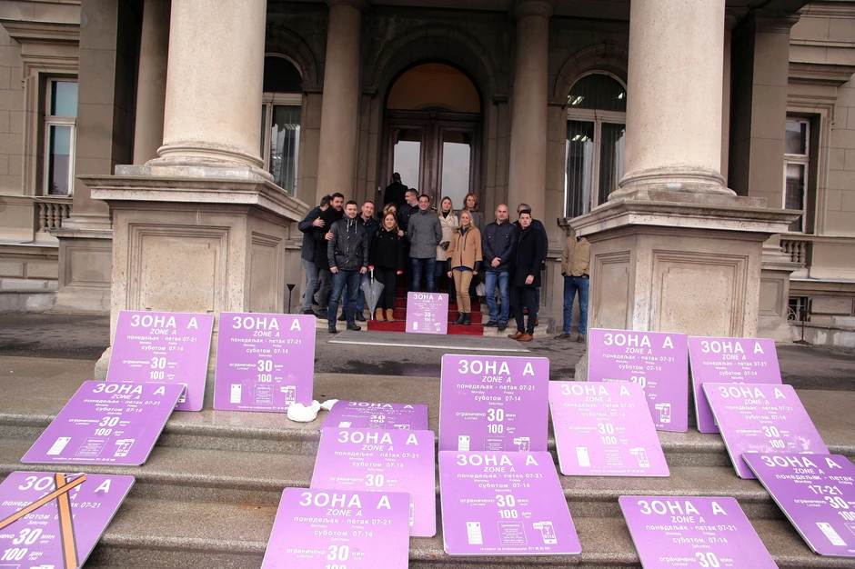 Table zagvršile ispred Starog dvora