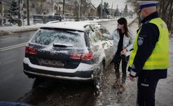 Mandat za odśnieżanie samochodu. Teraz 500 zł kary to nie wszystko